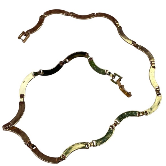 Scalloped Vintage Choker Style Necklace 16”Length in Gold (Tone) - Picture 5 of 6